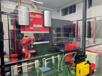 
              ロボット曲げ加工機導入